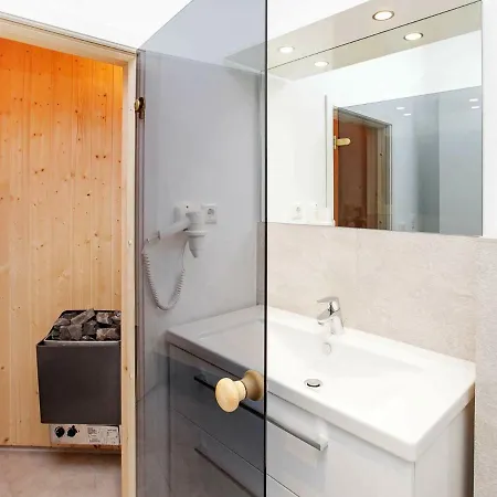 8 Person In Apartman